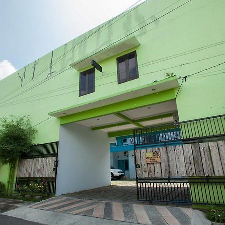 Reddoorz Syariah At Kartohardjo Madiun Hotel Buitenkant foto