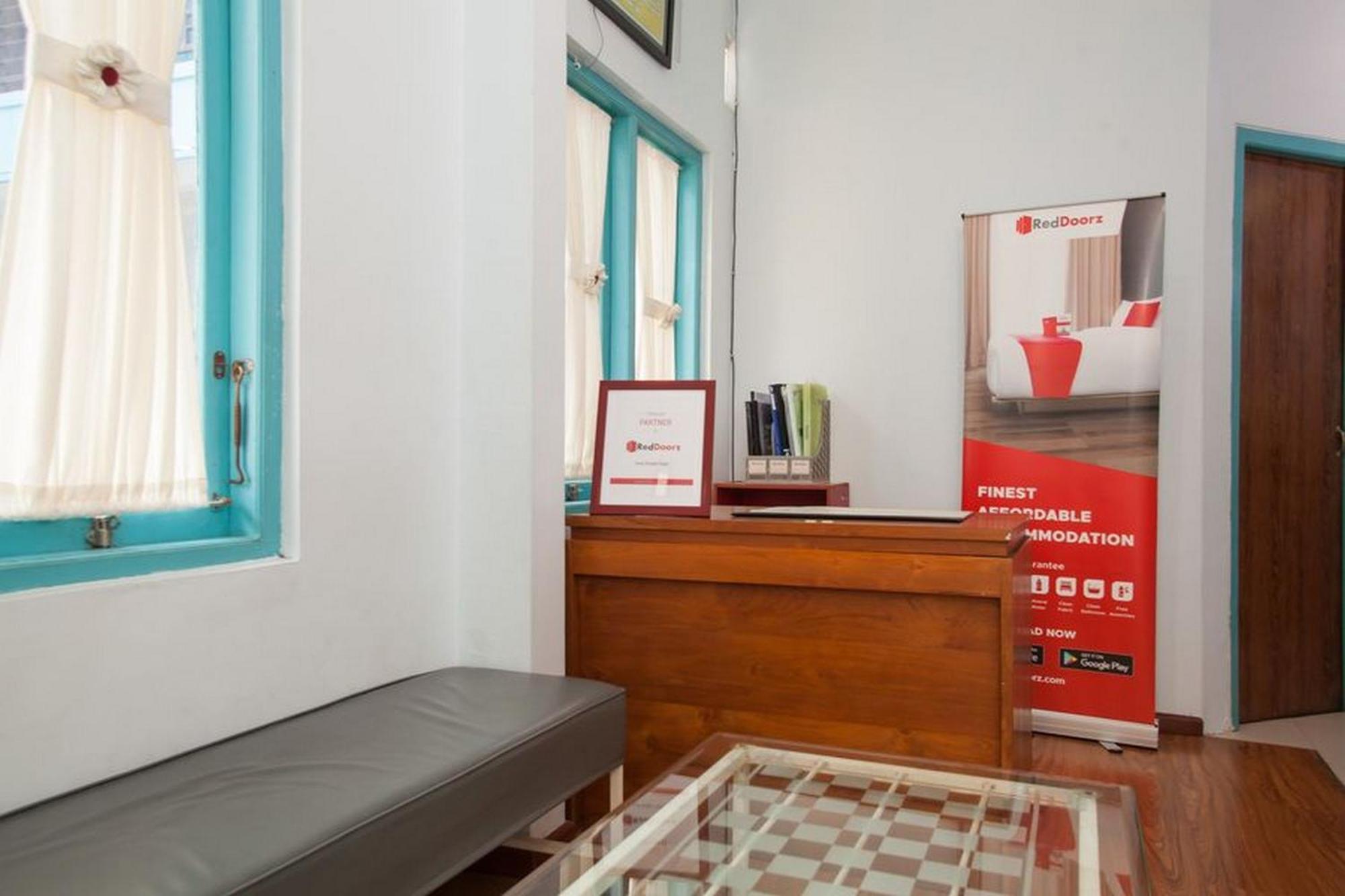 Reddoorz Syariah At Kartohardjo Madiun Hotel Buitenkant foto